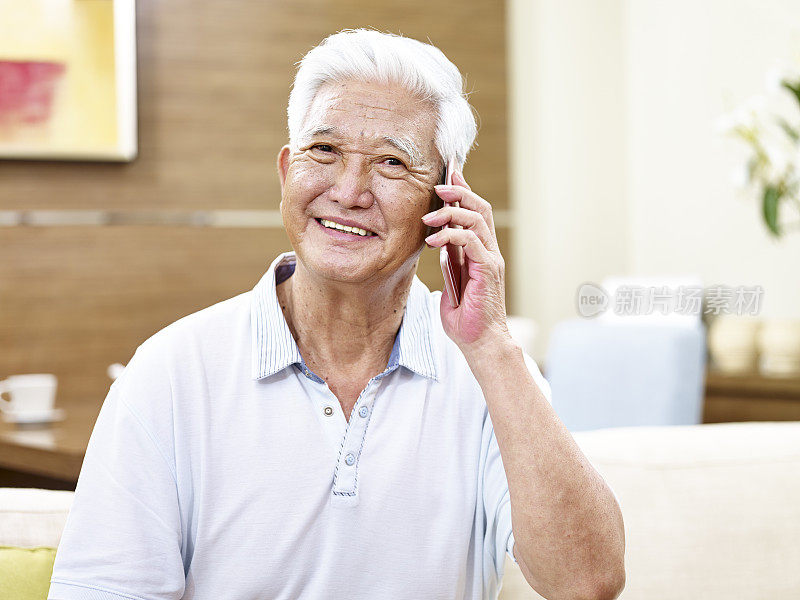 年长的亚洲人在打电话