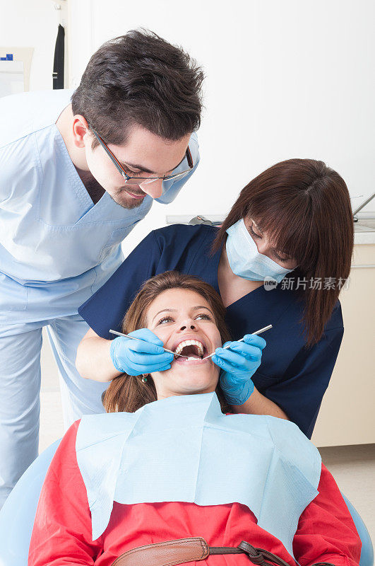 女牙医和助理检查完美的牙齿