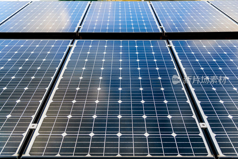 清洁能源的太阳能电池板。