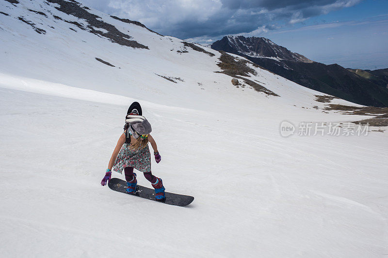 滑雪者在新鲜的粉状雪上滑行全程