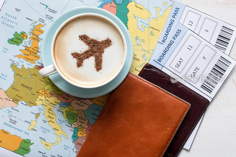 用肉桂制成的卡布奇诺飞机，护照和欧洲地图