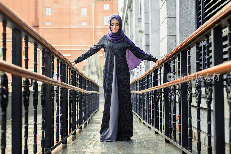 一个伊斯兰美女站在欧洲的街道上