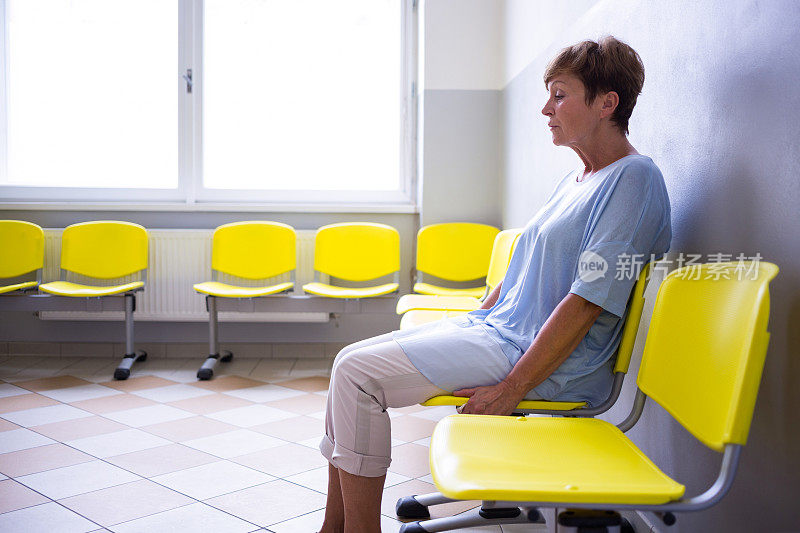 病人坐在候诊室里