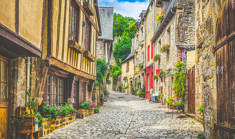 美丽的小巷景色在一个古老的欧洲城镇