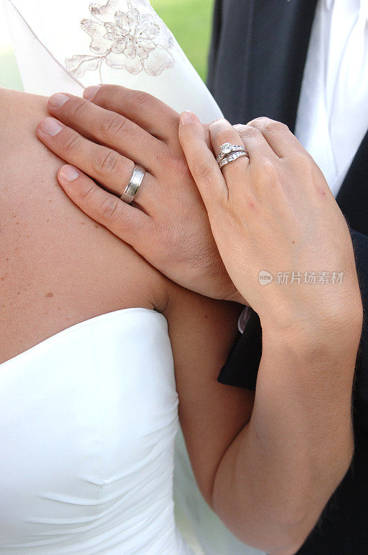 新婚夫妇展示结婚戒指
