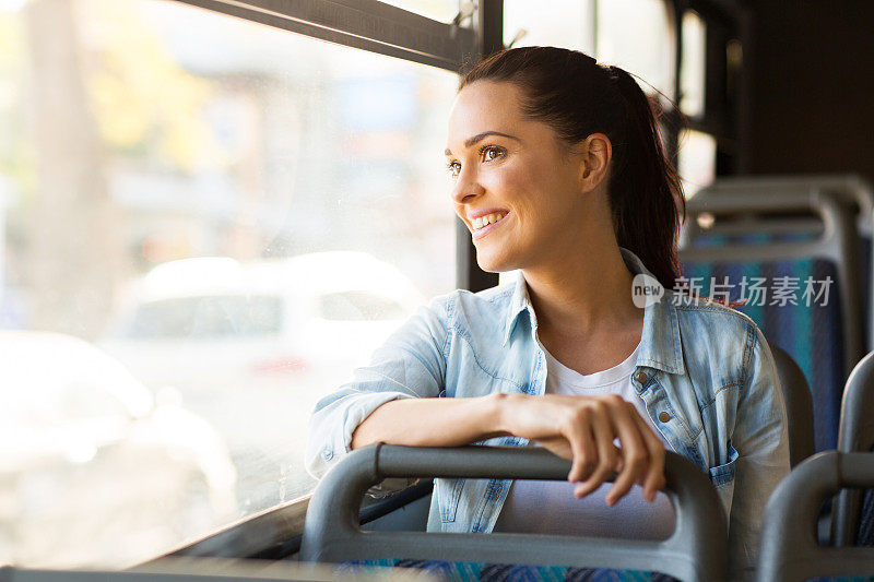 年轻女子坐公共汽车去上班