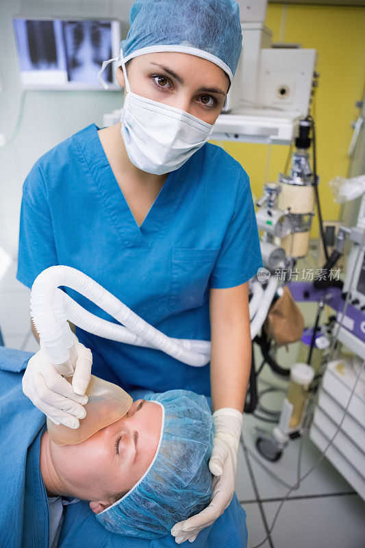 麻醉医生用口罩捂住病人的嘴