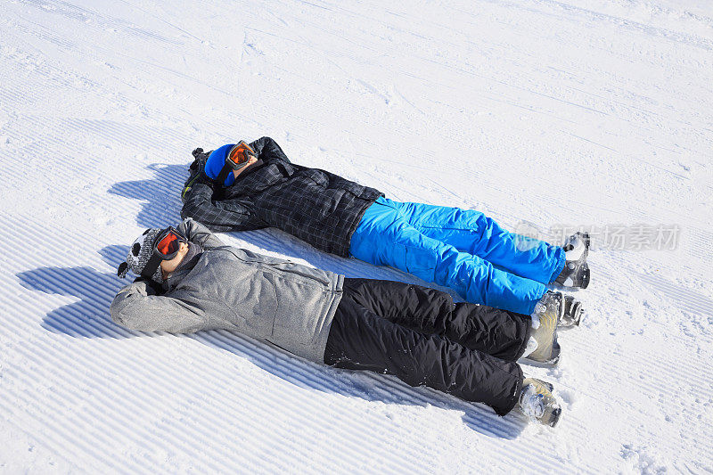 冬季运动十几岁的男孩和女孩滑雪享受日光浴