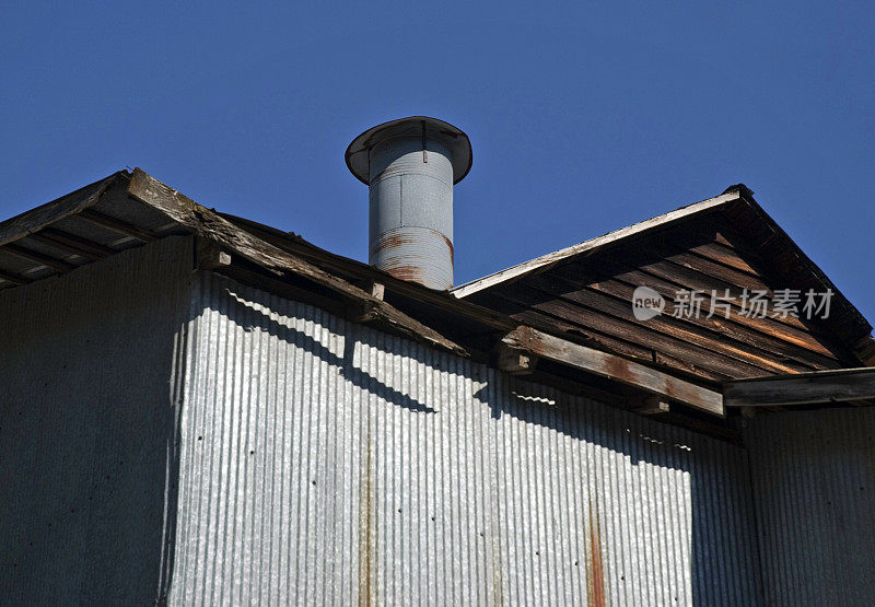 旧磨坊屋顶上的铝烟囱