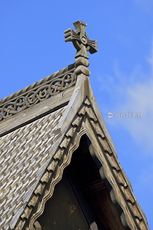 挪威木板教堂屋顶的建筑细节与一个十字架