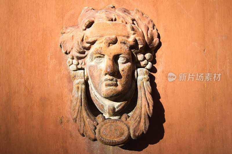 西西里岛橙色门上的复古阳光门环(特写)