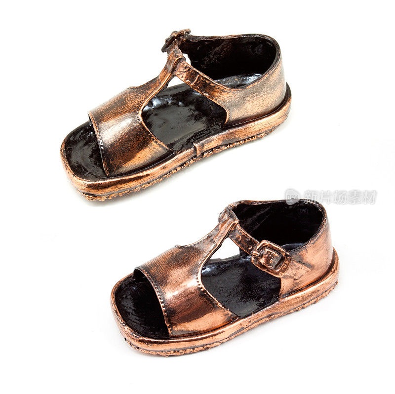 一双古铜色的婴儿鞋