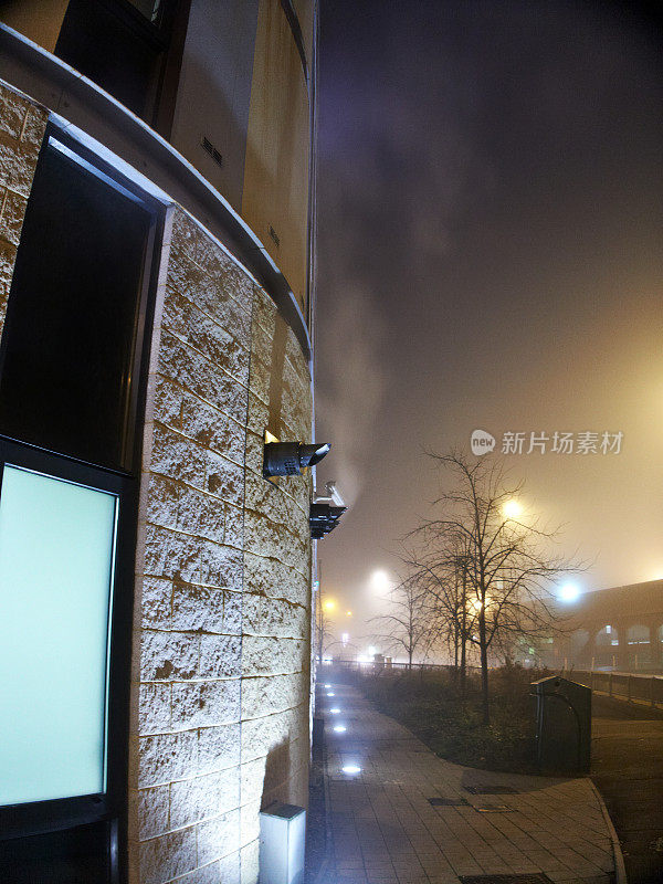 有雾的夜晚，蒸汽从通风口逸出