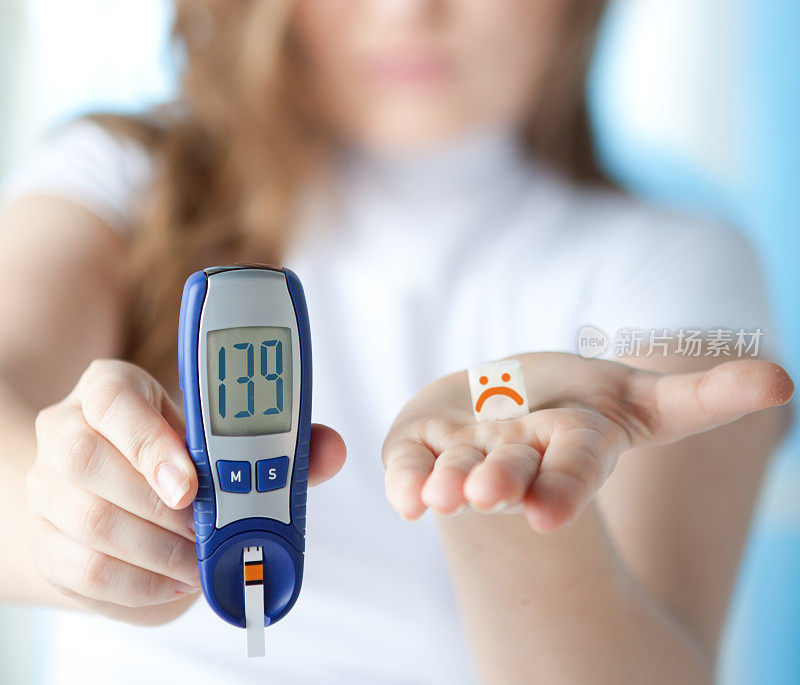 女性糖尿病患者做手指血葡萄糖水平测试。