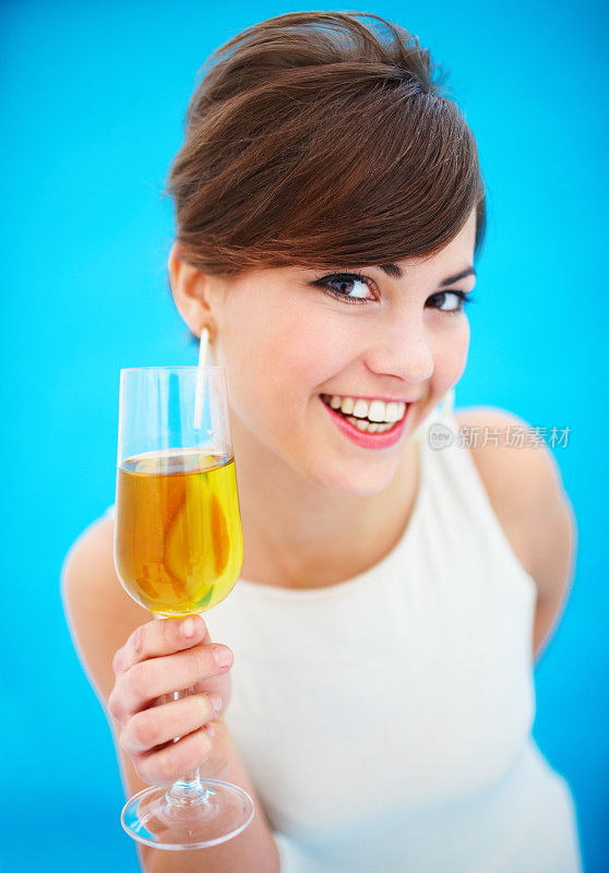 一个年轻漂亮的女人拿着一杯香槟