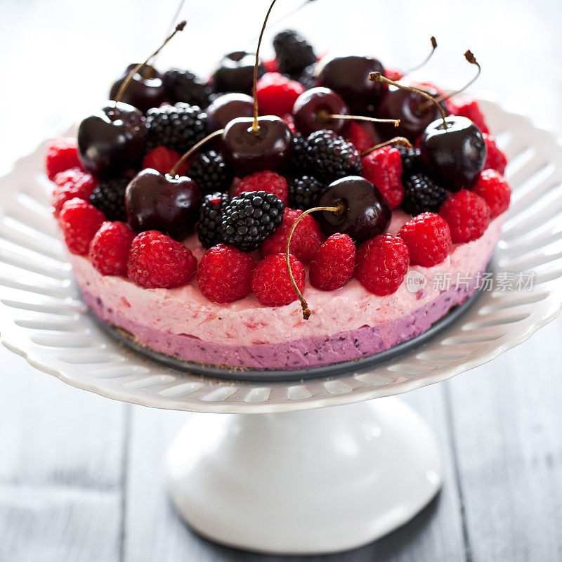 芝士蛋糕配覆盆子、黑莓和樱桃