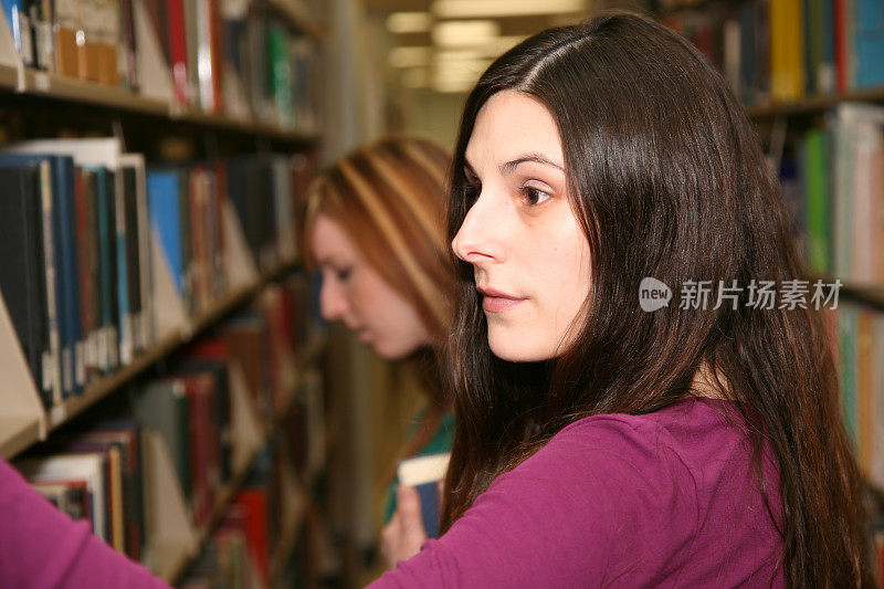 女大学生在图书馆看书