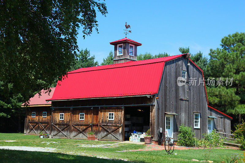 马里兰州的红屋顶风化的旧谷仓