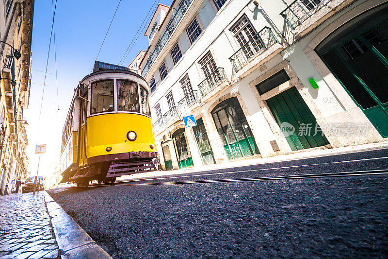 典型的里斯本道路，黄色有轨电车