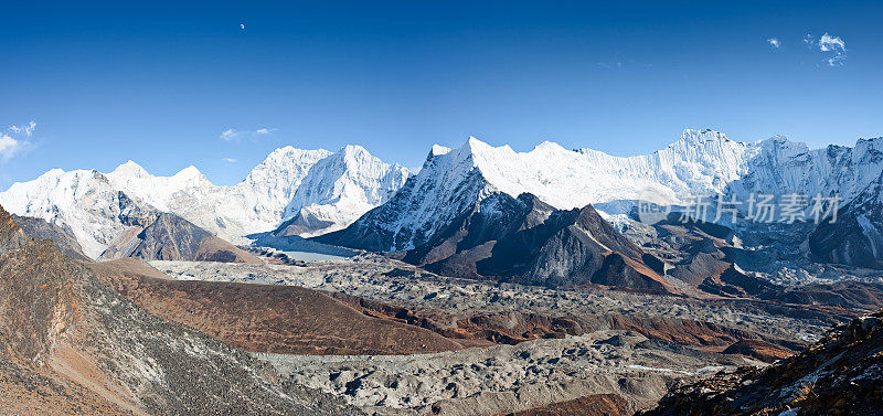 喜马拉雅山全景，马卡鲁山在左侧