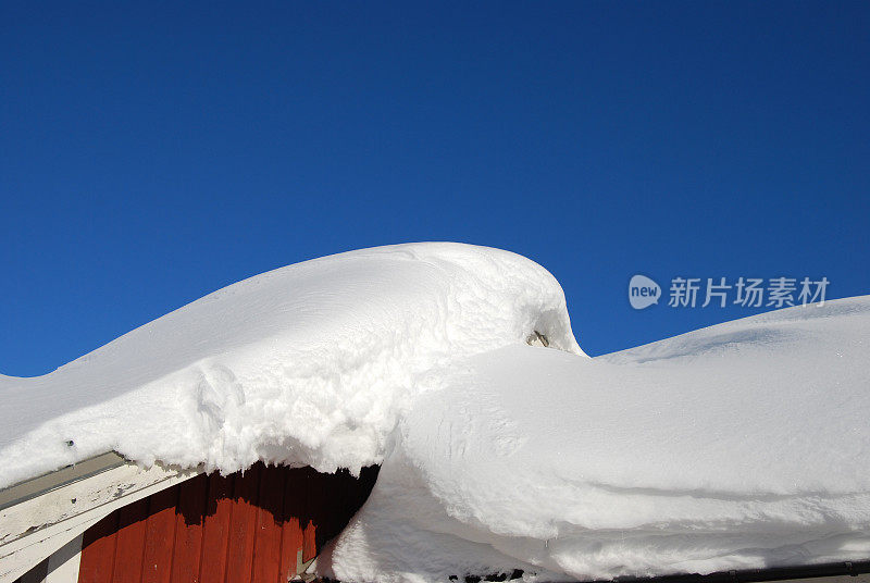 雪在屋顶