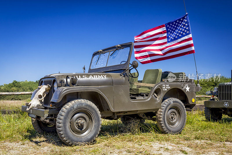 旧的美国陆军吉普车与旗帜