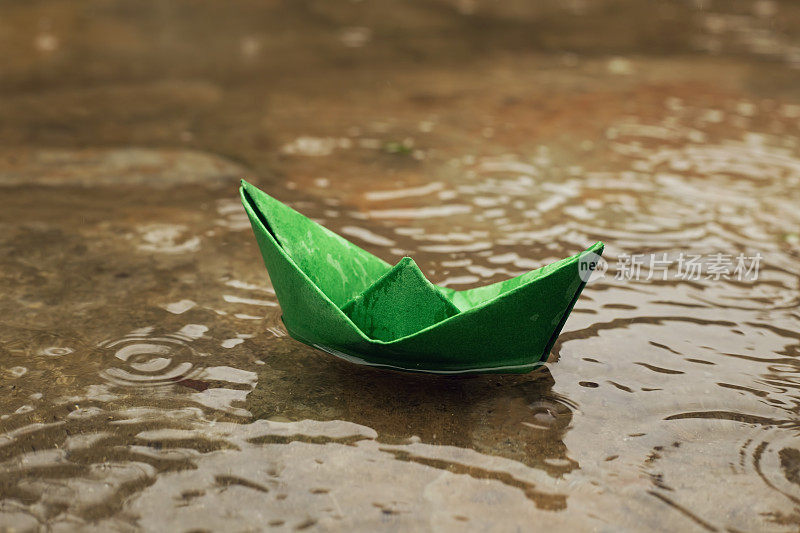 绿色的纸船漂浮在水上