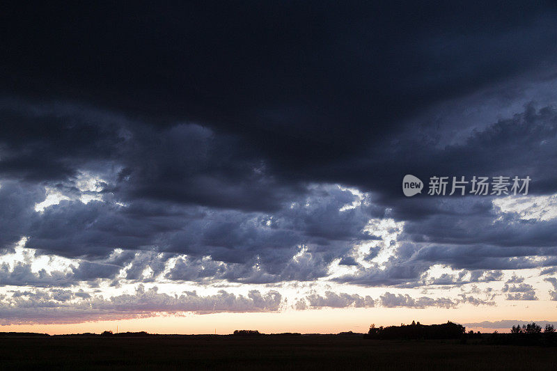 乡村明尼苏达日落与Cloudscape