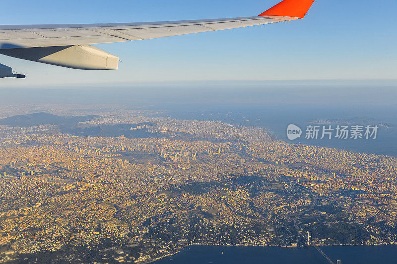 一架飞机的机翼与伊斯坦布尔市，土耳其