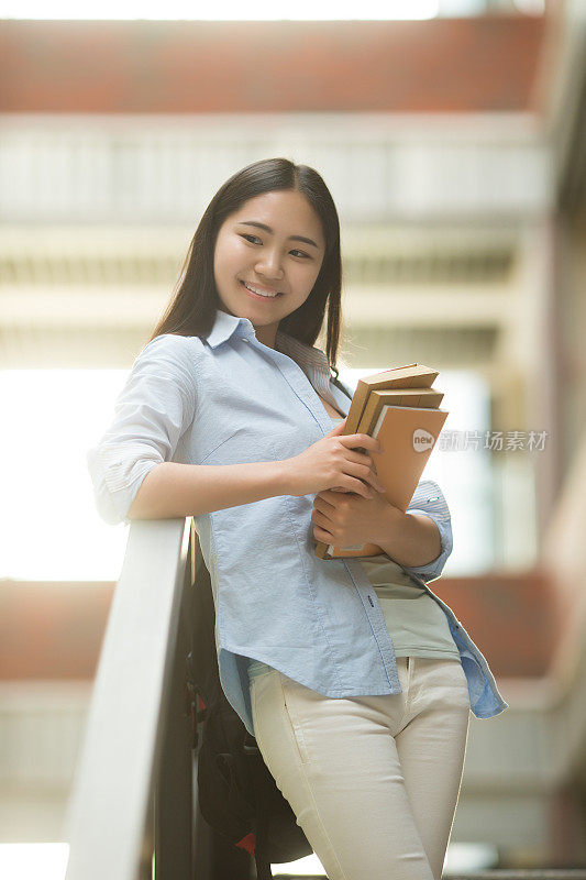 校园里的亚裔女学生