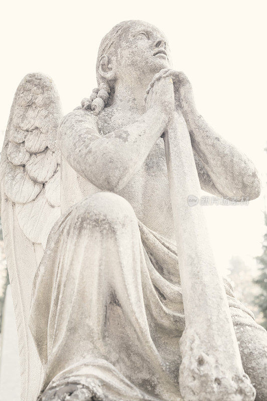 乌克兰利沃夫，利沃夫公墓的天使雕像