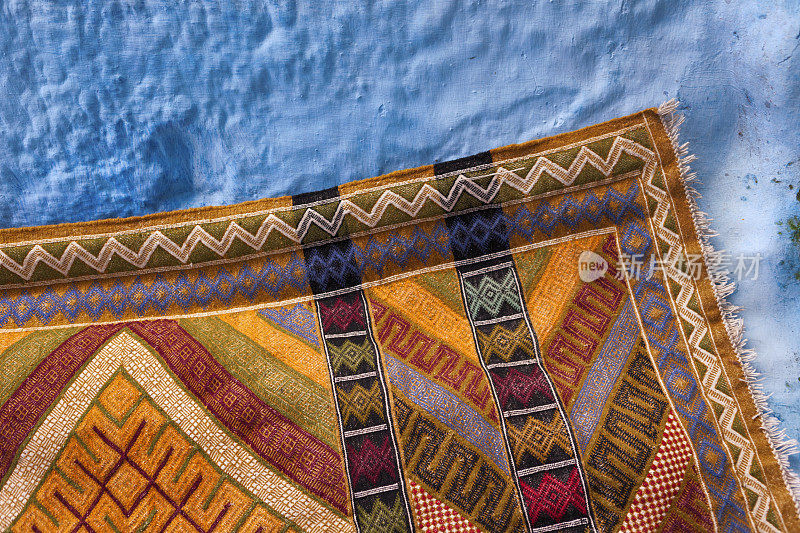 传统摩洛哥地毯上的蓝色墙壁，舍夫沙万，摩洛哥