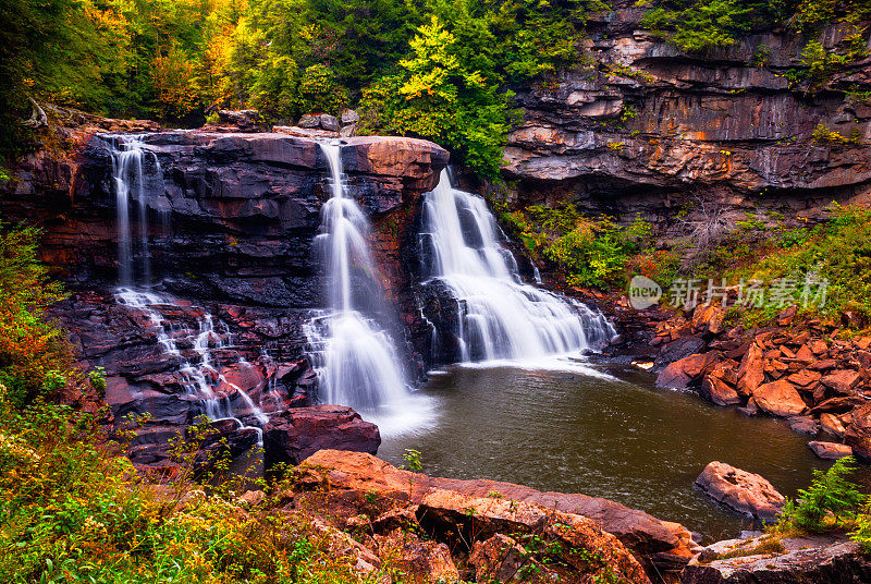 黑水瀑布秋天在美国西弗吉尼亚州