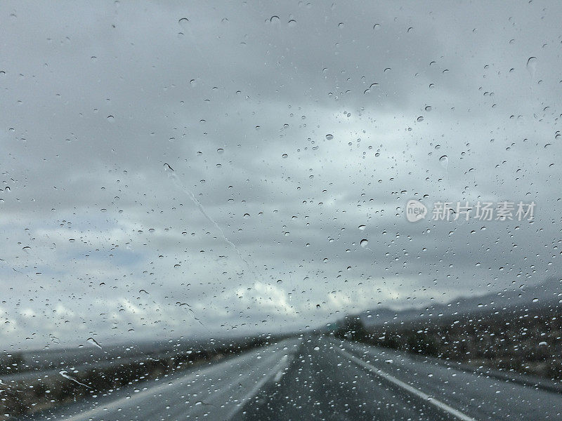 公路旅行雨暴风雨