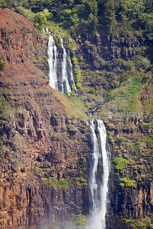 夏威夷考艾岛的威美亚峡谷瀑布