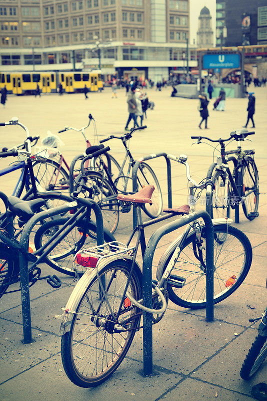 柏林亚历山大广场上停放的自行车