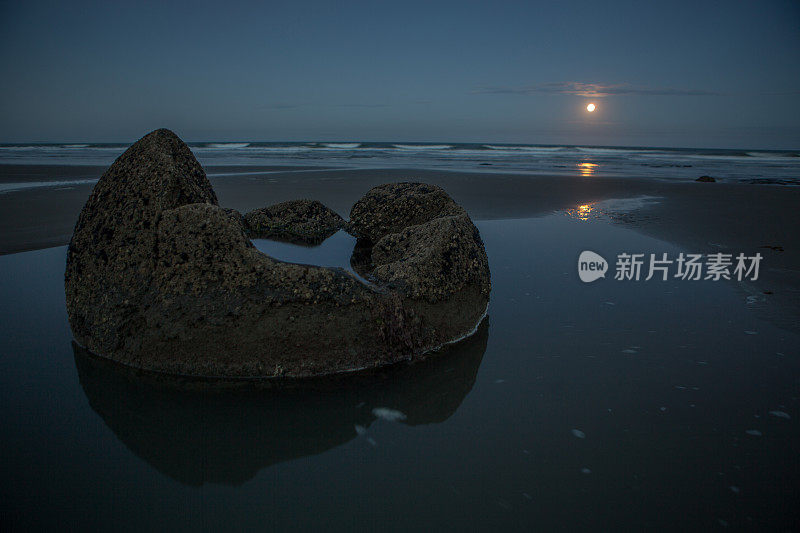 夜晚的莫尔基巨石，月亮。Moeraki、新西兰