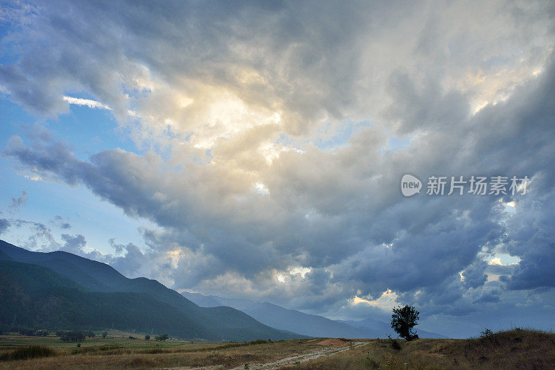 田野上空戏剧性的天空