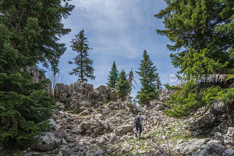 一个人在山里徒步旅行。