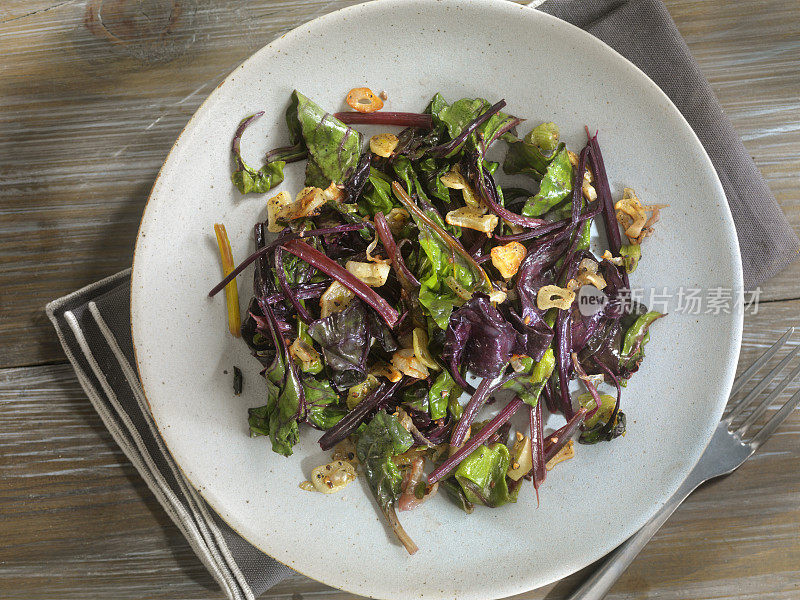 甜菜叶Sautéed配黄油，大蒜和洋葱