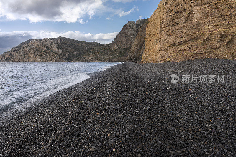 希腊希奥斯岛的黑色卵石海滩