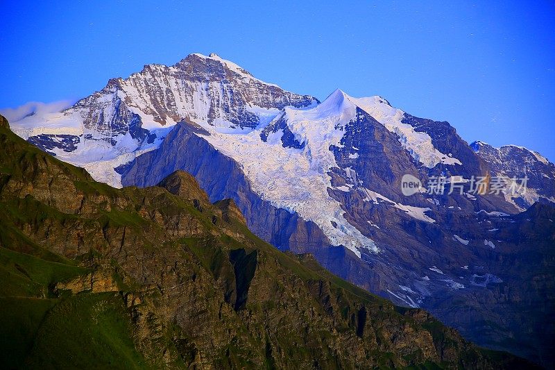 白雪覆盖的少女和冰川之上的Lauterbrunnen，瑞士阿尔卑斯山的夜晚