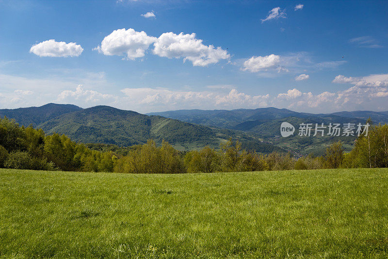 五月的山景。Beskid,波兰。