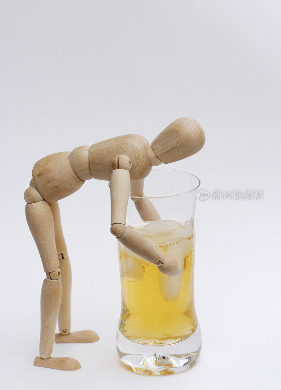 一杯威士忌和人体模型。