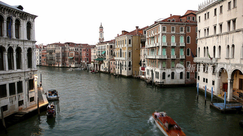 在威尼斯运河。