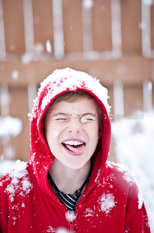 雪中的小男孩