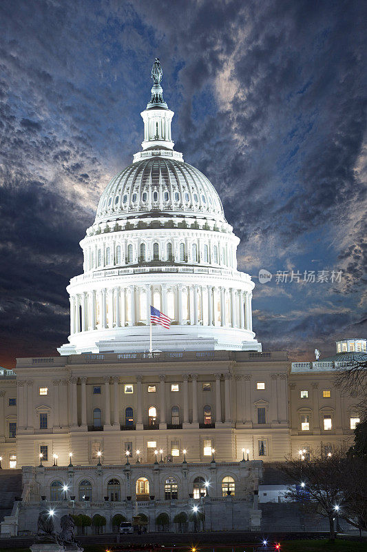 美国国会大厦的夜晚有着神秘的天空