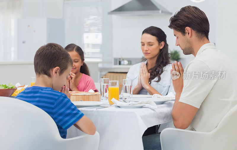 家人在饭前祷告