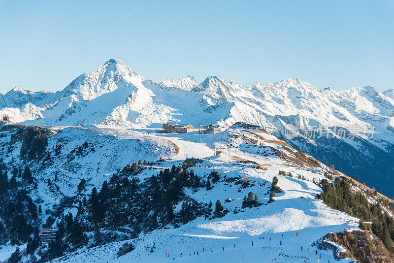 西勒塔尔冰川腹地的雪山山峰