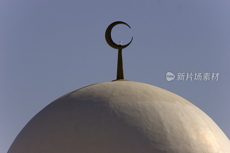 在科威特一座清真寺的顶部